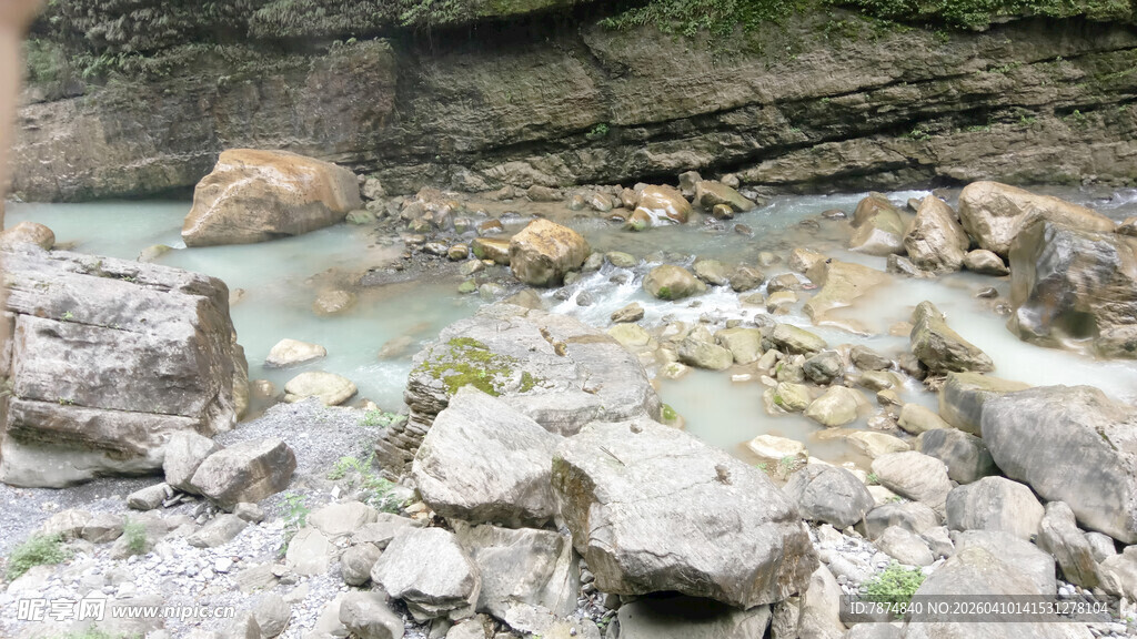 恩施山间溪流与嶙峋怪石