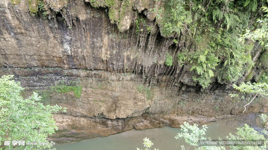 恩施山间河谷岩壁绿植景观