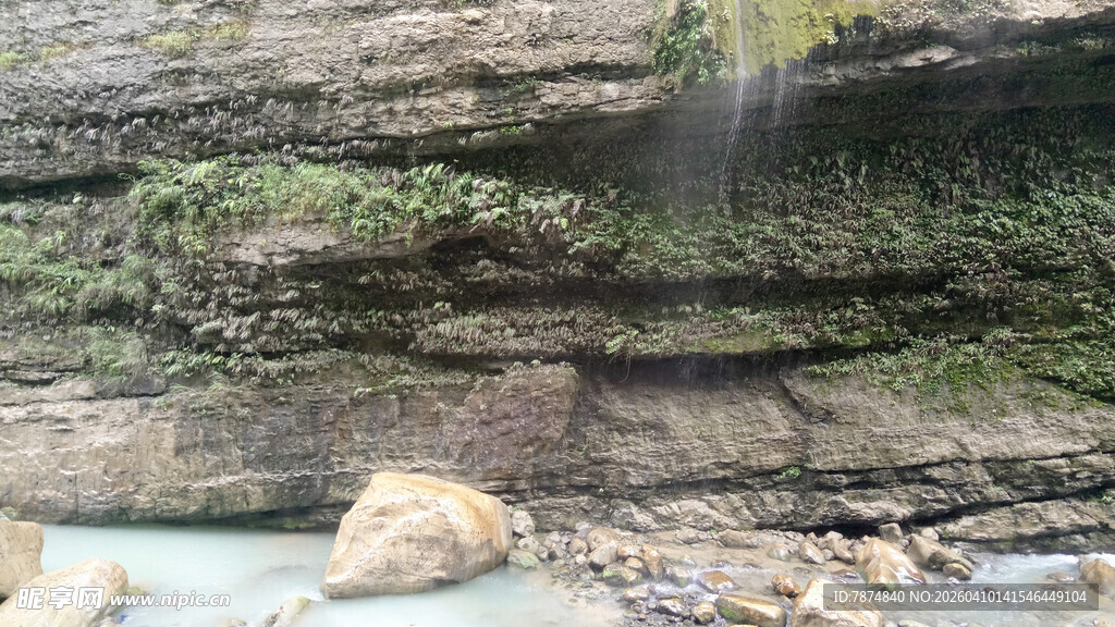 恩施山间瀑布下的岩石与绿植