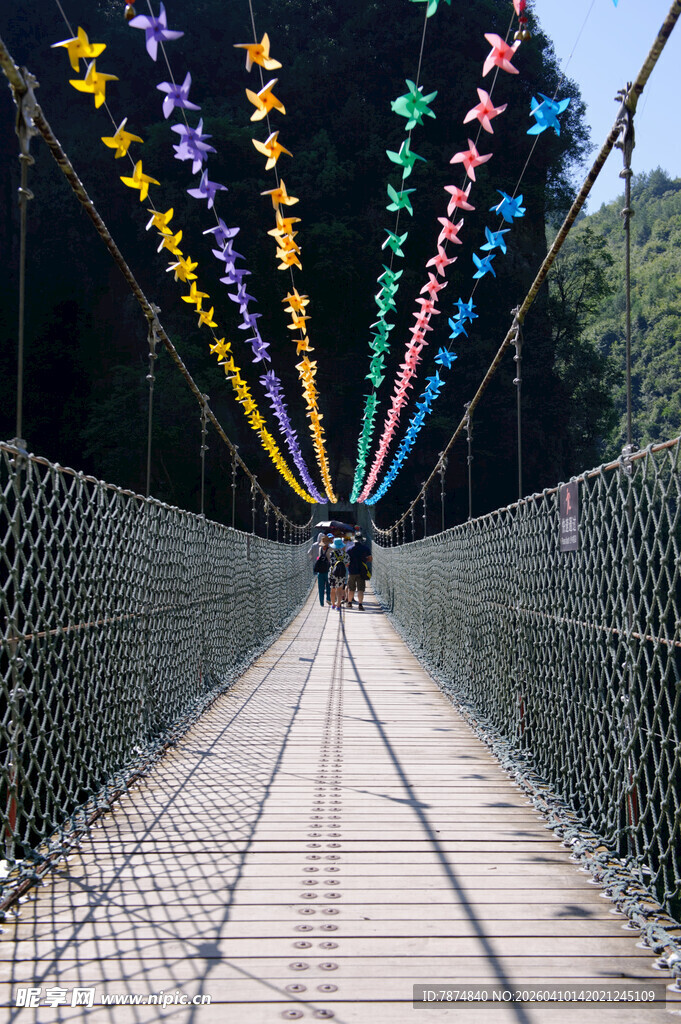 恩施彩色星饰装点的吊桥