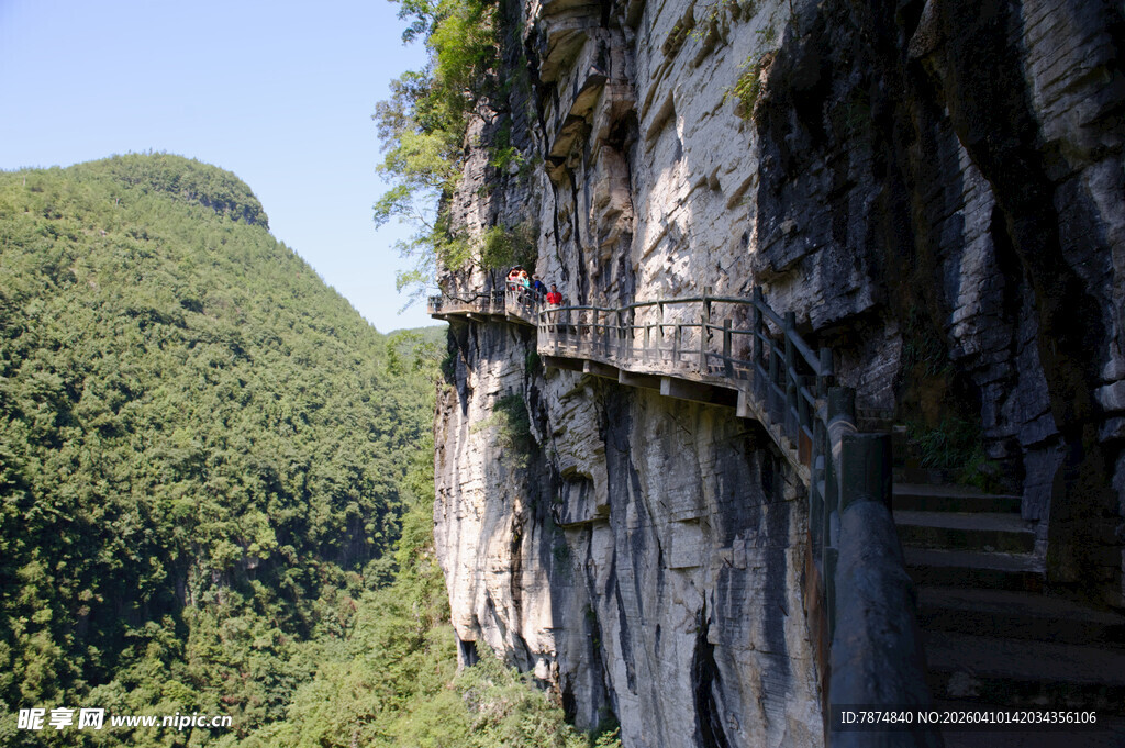 恩施悬崖栈道 穿梭青山之间
