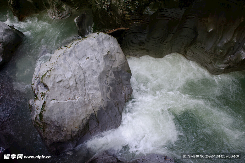 恩施溪流中的孤石