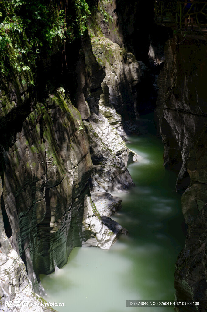 恩施峡谷绿水间的自然奇观