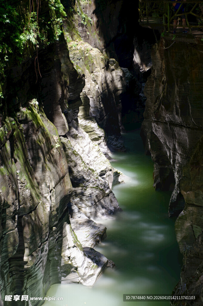 恩施峡谷幽潭 绿意盎然的自然景