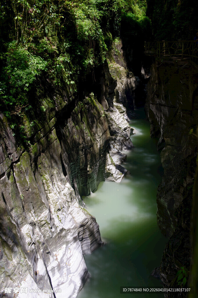 恩施峡谷绿水间的自然奇观