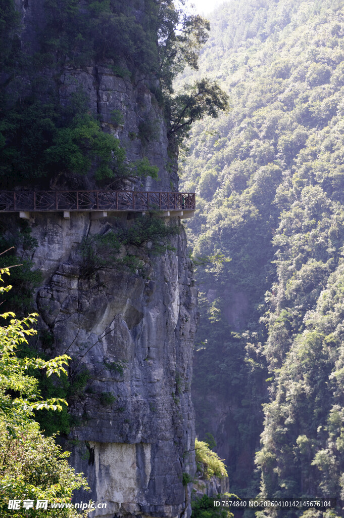 恩施悬崖间的险峻山路