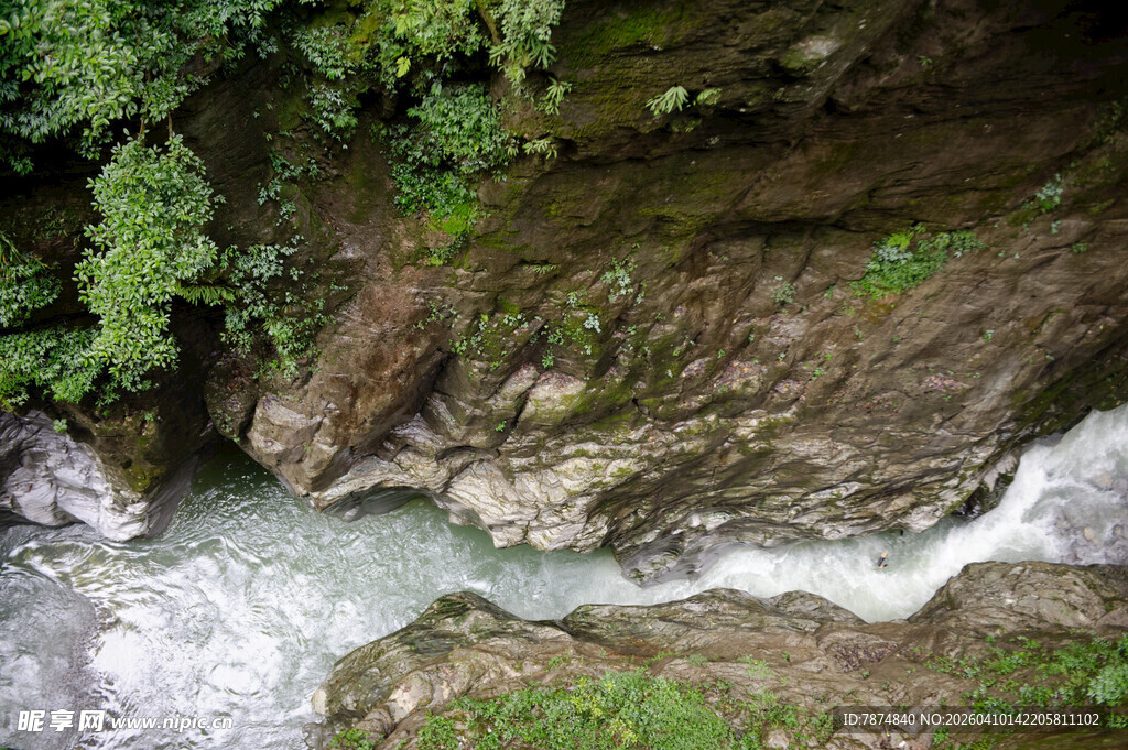 恩施山间溪流穿岩石而过