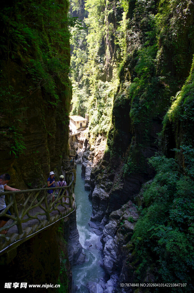 恩施峡谷栈道 穿行自然美景间