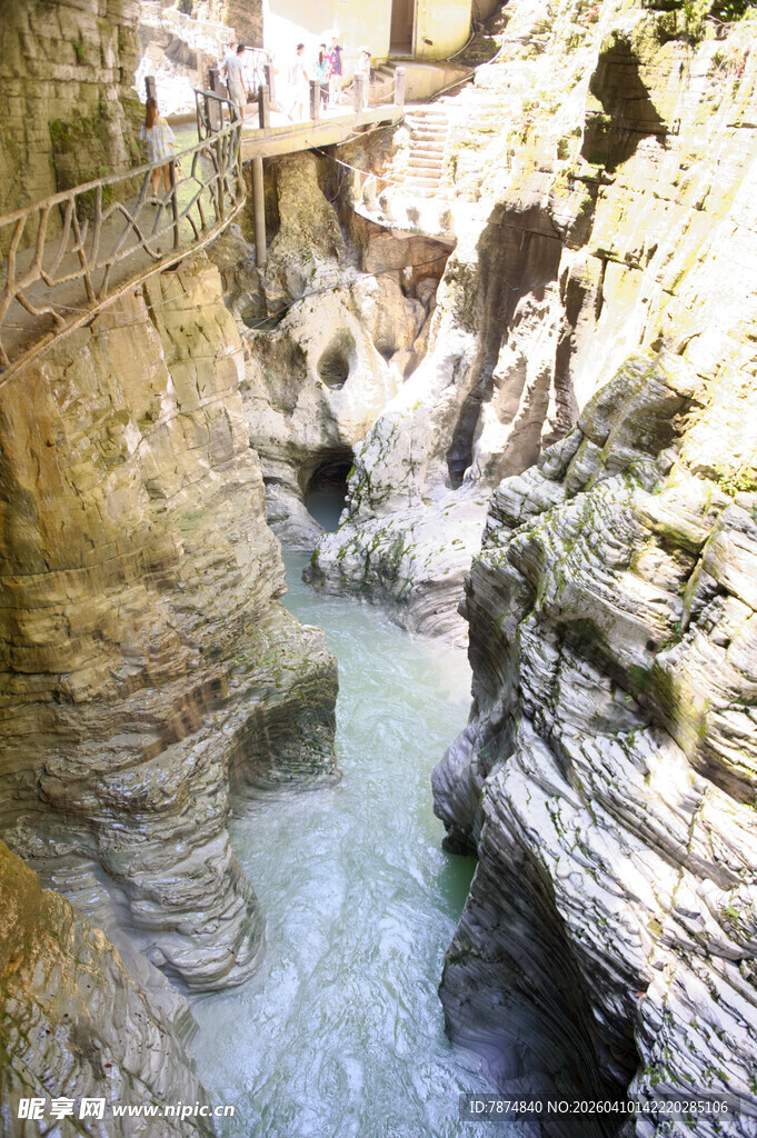 恩施峡谷中的潺潺溪流