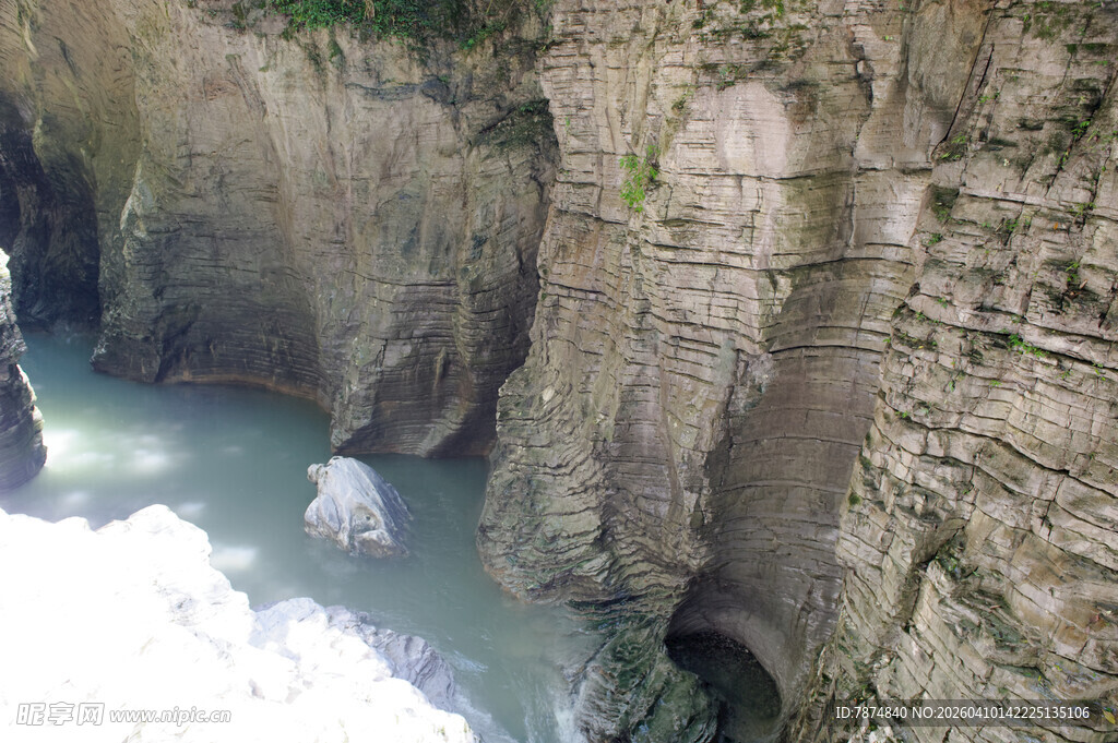 恩施峡谷间湍急河流景观