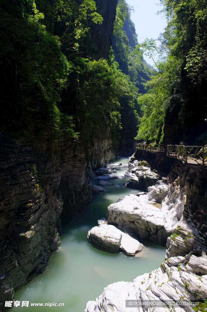 恩施山间幽美河谷溪流景观