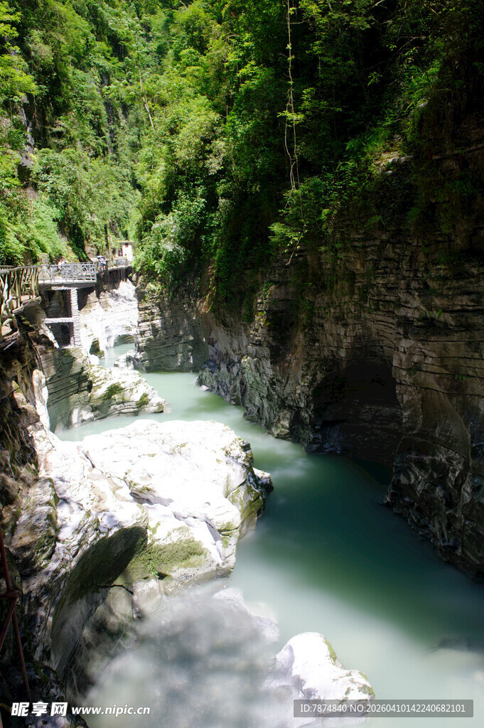恩施山间幽谧溪流景观