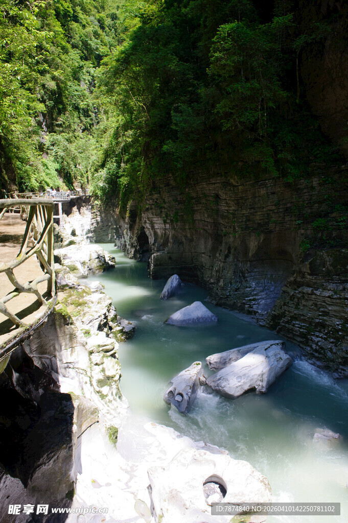 恩施山间溪流旁的木质栈道