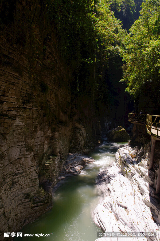 恩施山间幽美溪流景色