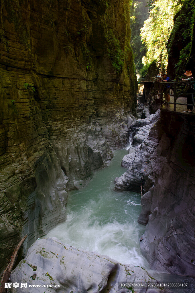 恩施山间清幽溪流峡谷美景