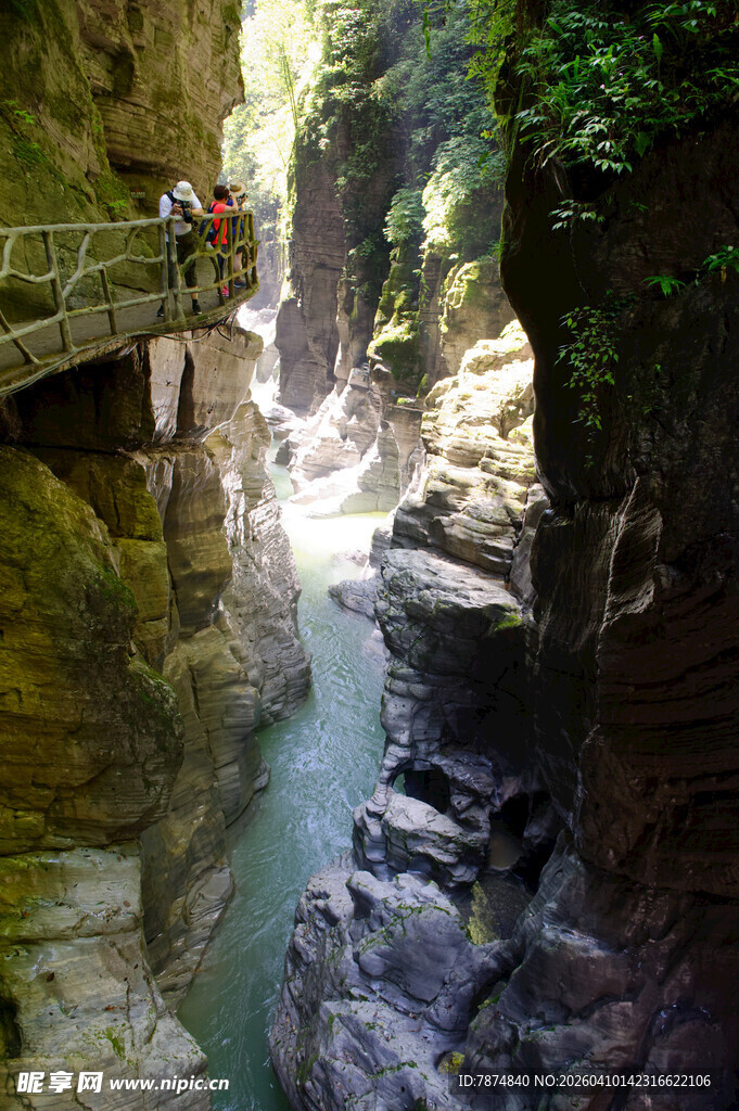 恩施山间幽僻峡谷溪流美景