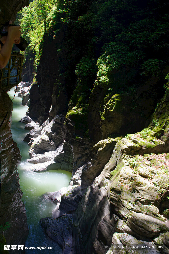 恩施山间幽谧溪流穿行峡谷