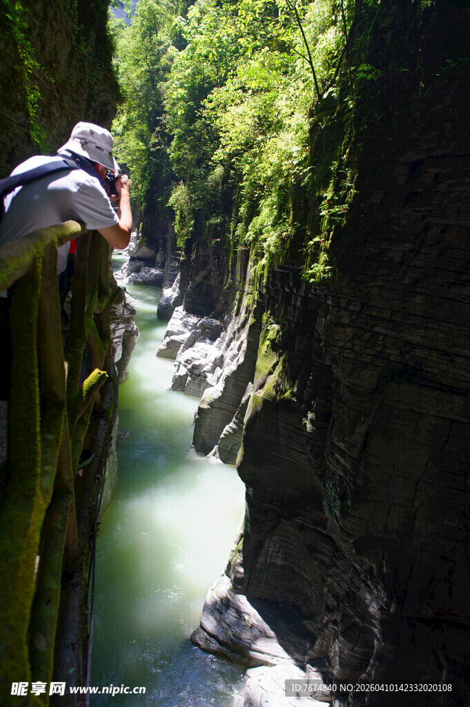 恩施悬崖边俯瞰翠绿山谷河流