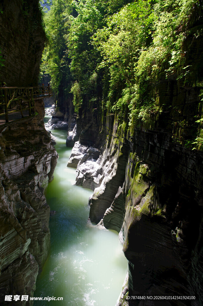 恩施峡谷间的翠绿河流美景