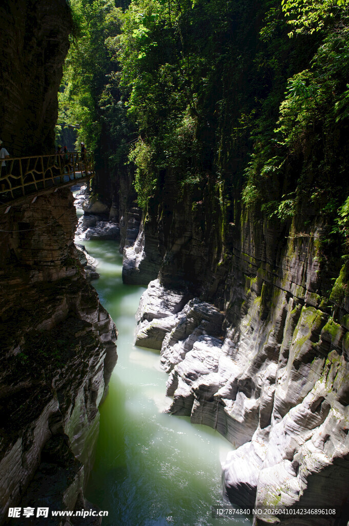 恩施山间翠绿溪流穿岩石