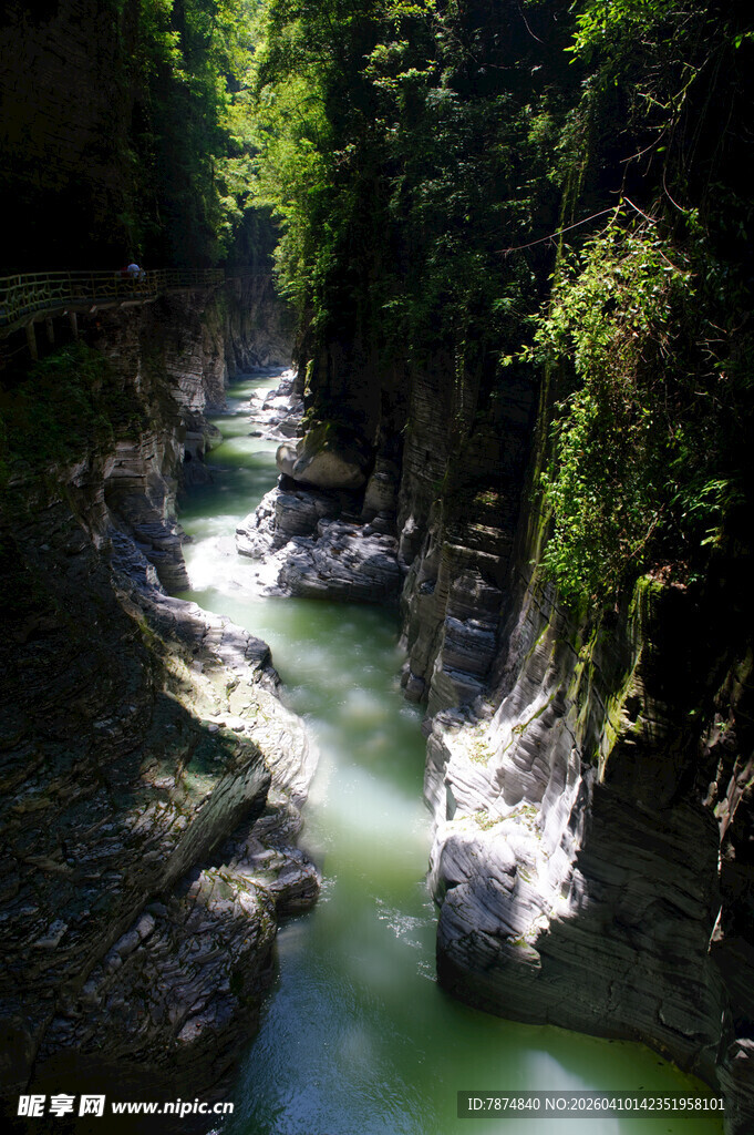恩施峡谷间的潺潺绿水
