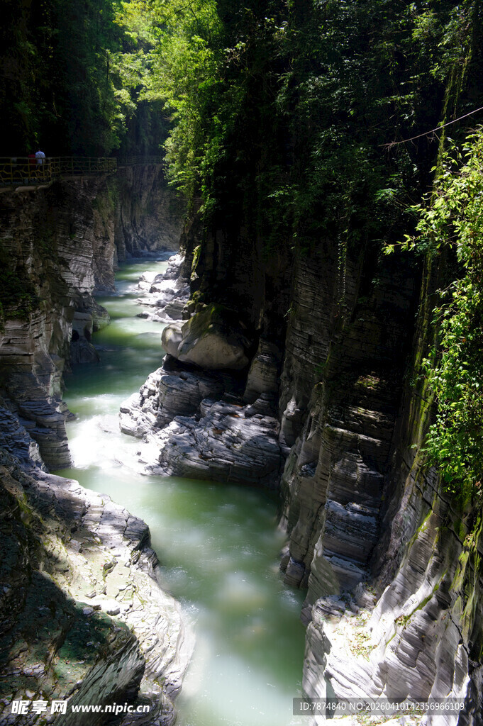 恩施山间溪流穿于葱郁峡谷