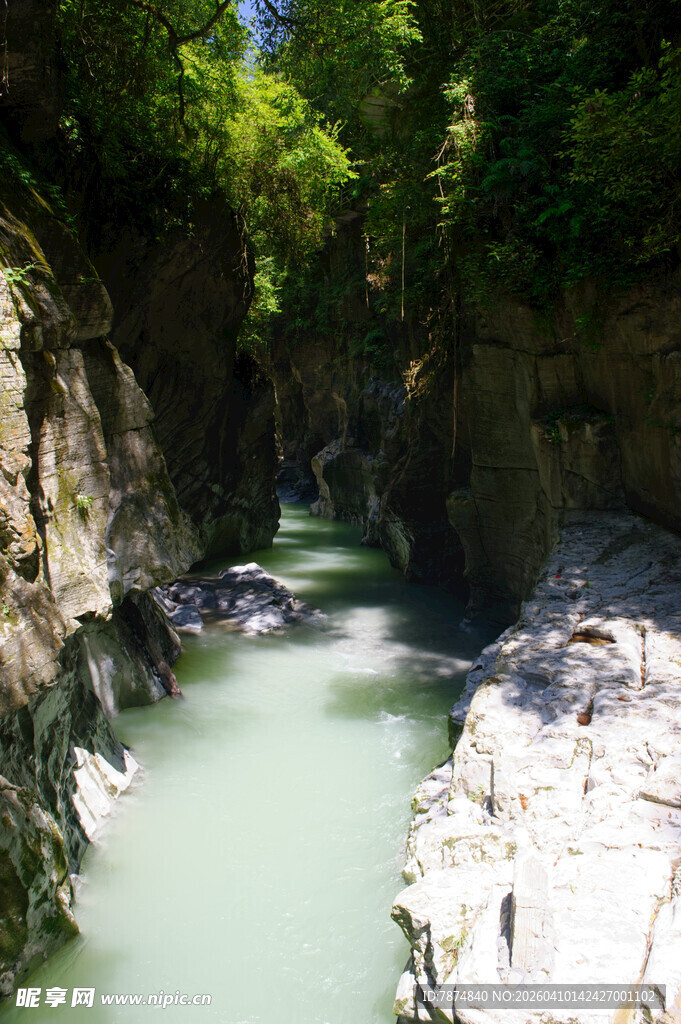 恩施峡谷间的碧绿溪流风光