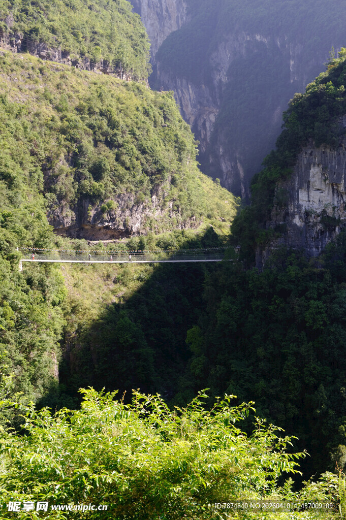 恩施山间悬索桥 绿意环绕奇景