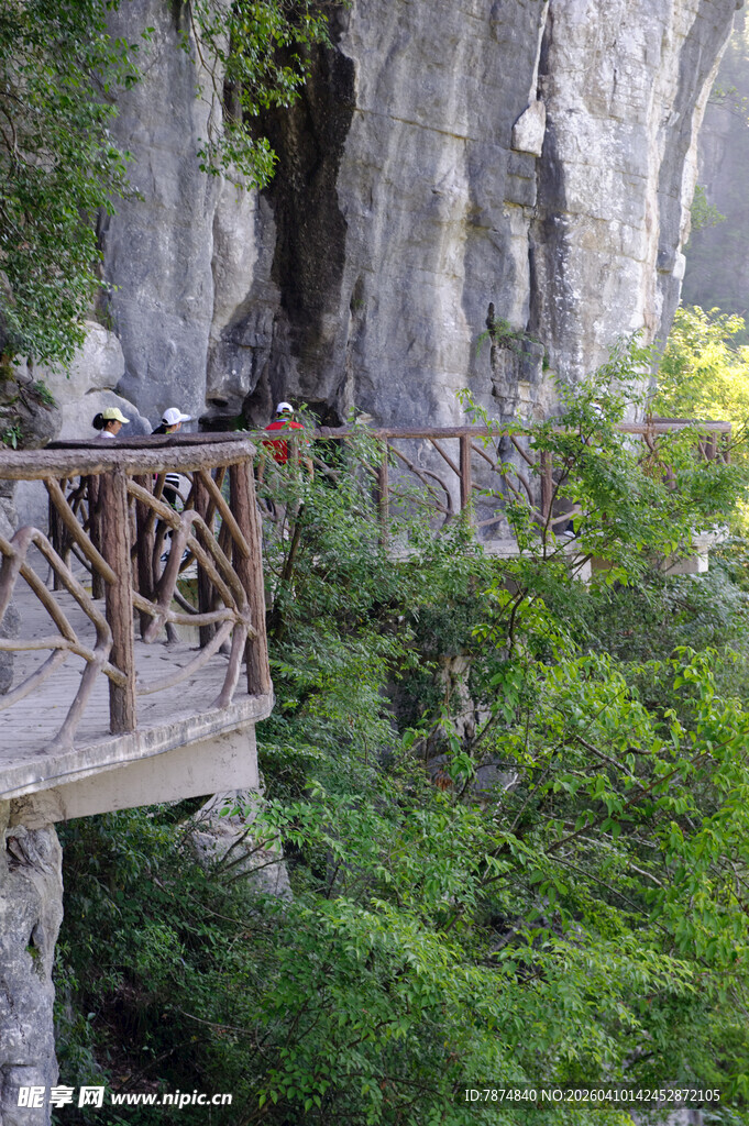 恩施山间悬空栈道 绿意环绕