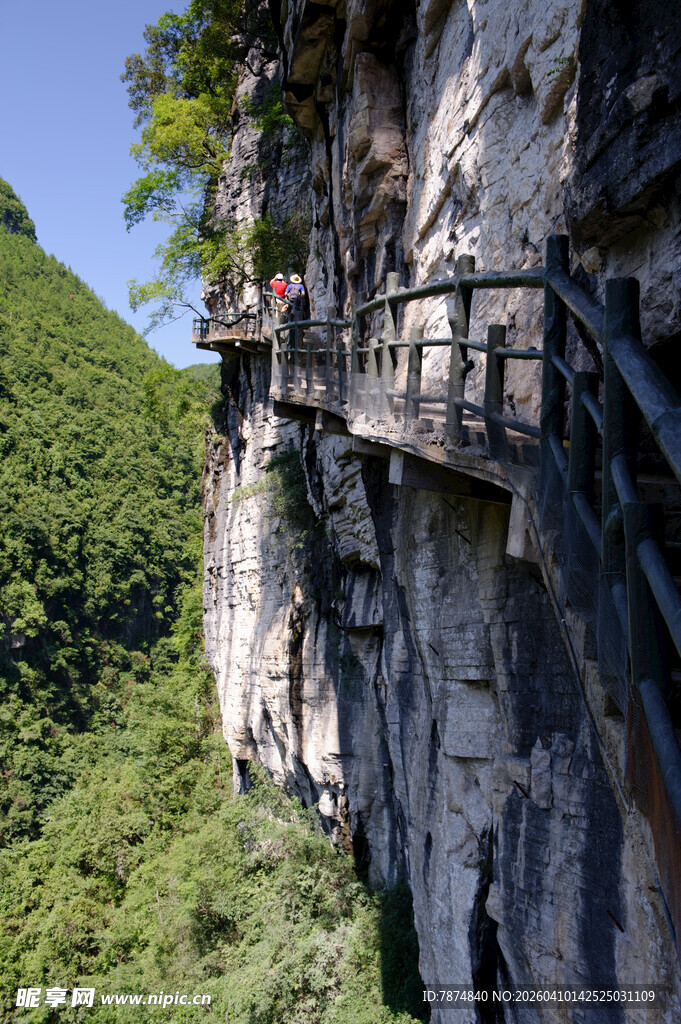 恩施悬崖栈道上的观光游客