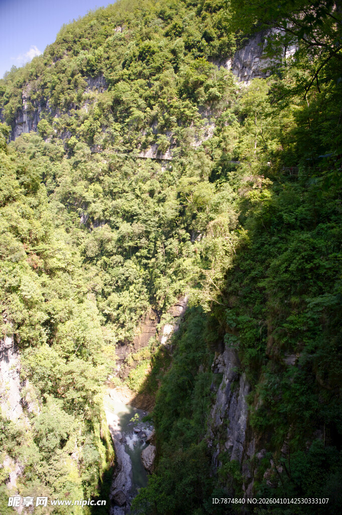 恩施翠绿山峦间的峭壁景致