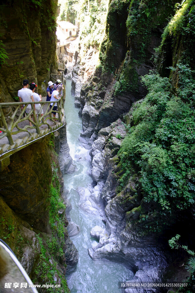 恩施山间栈道旁的清幽溪流