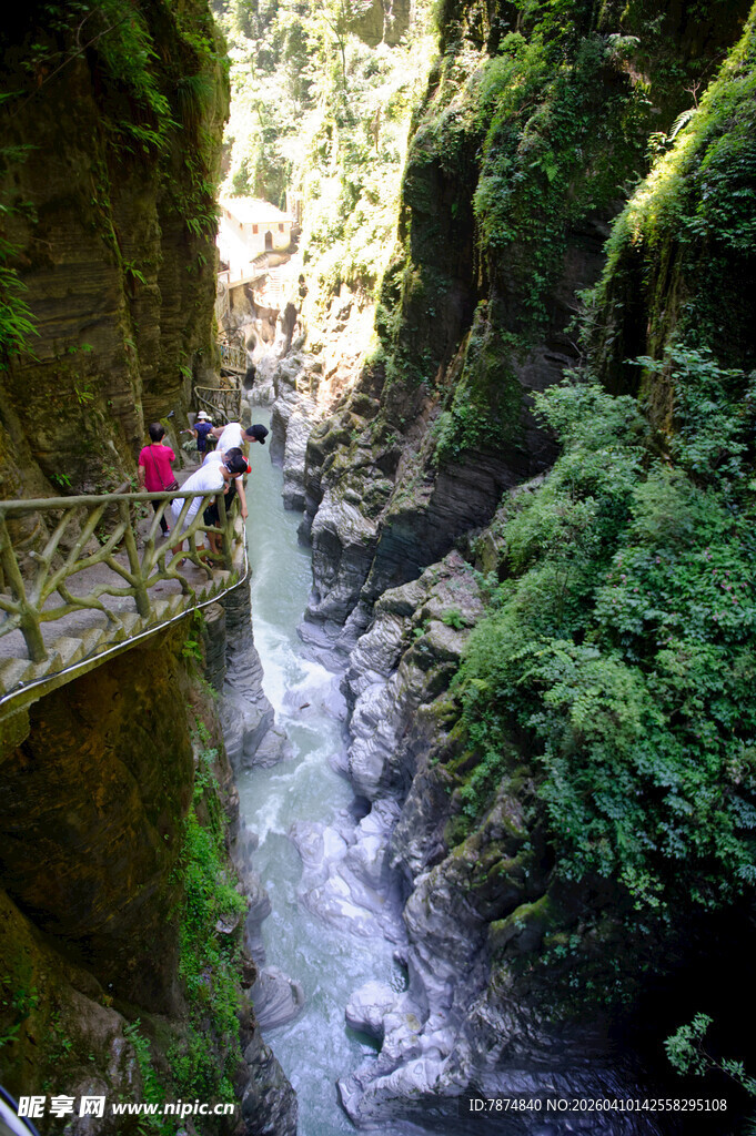 恩施山间溪流上的人行栈道