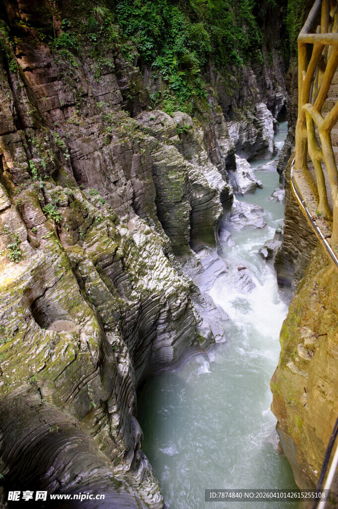 恩施山间湍急溪流与木质栈道