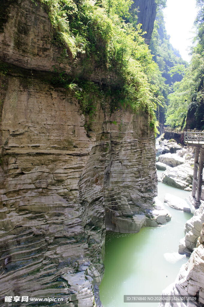 恩施峡谷溪流旁的层叠岩壁