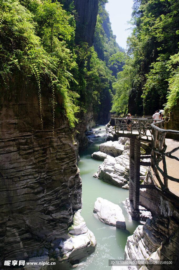 恩施山间峡谷栈道与潺潺溪流