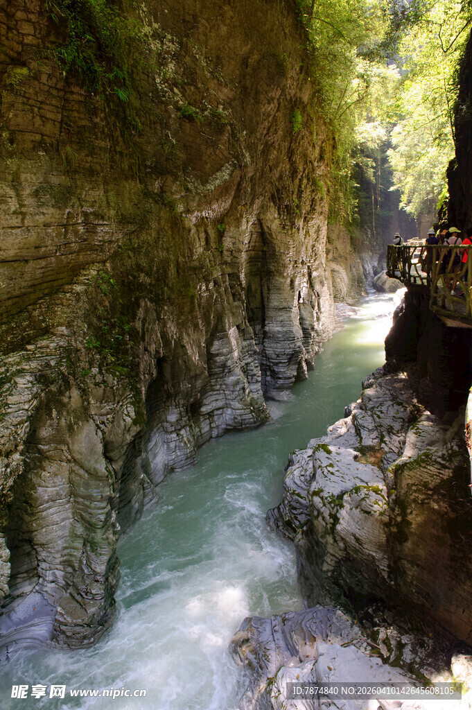 恩施峡谷溪流风光秀丽
