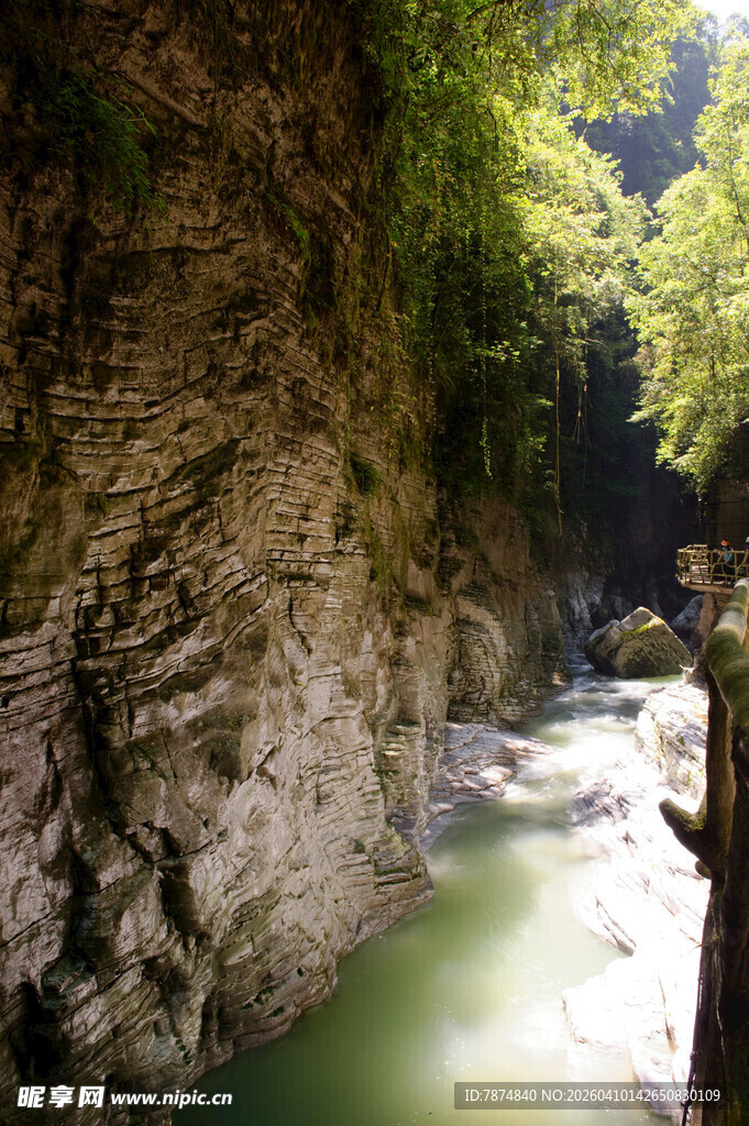 恩施山间幽谧河谷美景