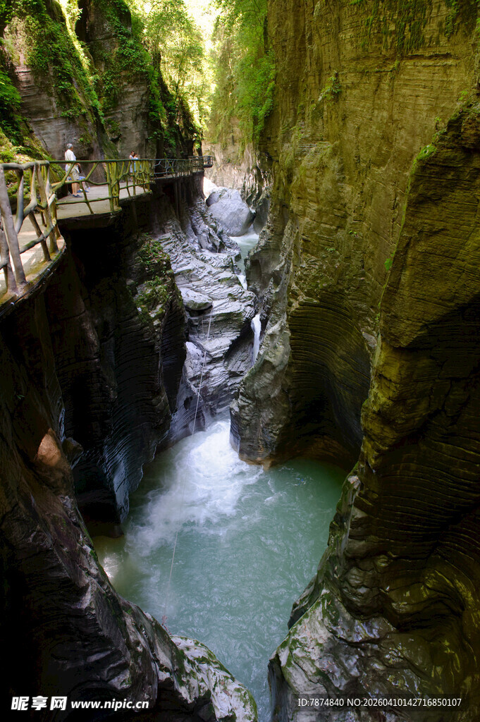 恩施山间幽美峡谷溪流景致