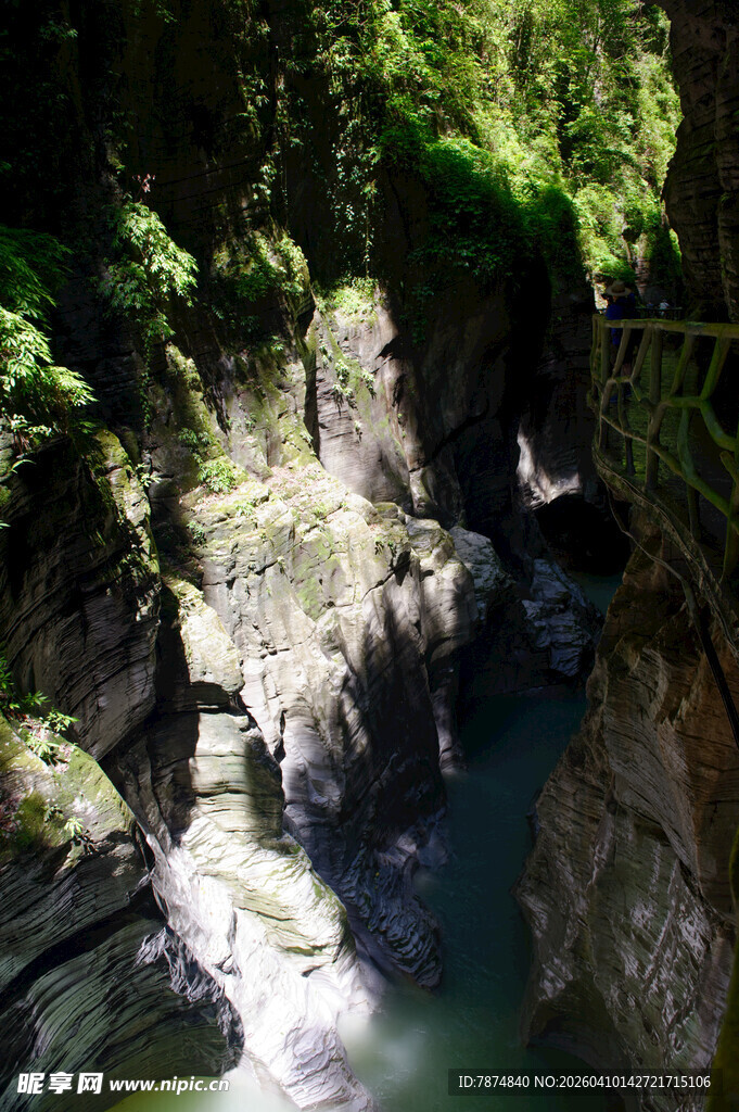 恩施山间幽美峡谷溪流景观