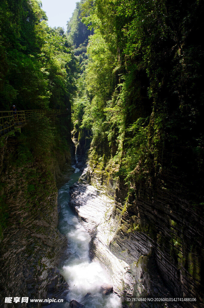 恩施山间峡谷溪流绿意盎然