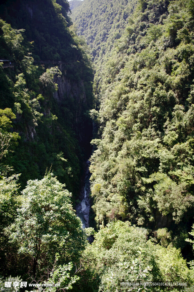 恩施山间翠绿幽谷中的瀑布