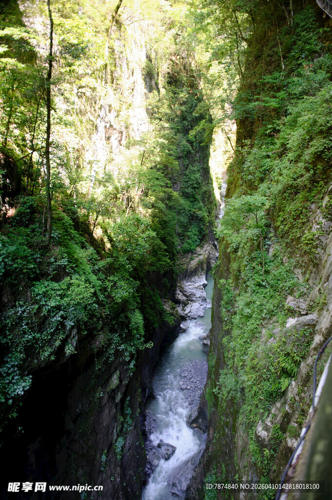恩施山间幽僻处的潺潺溪流