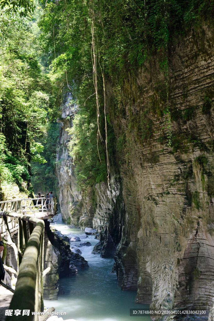 恩施山间幽美峡谷溪流景致