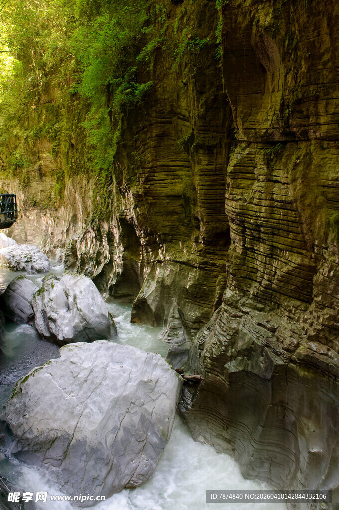 恩施山间溪流与巨石景观