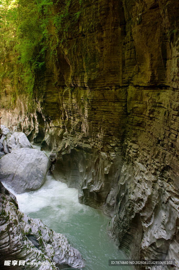 恩施山间溪流潺潺 绿意环绕