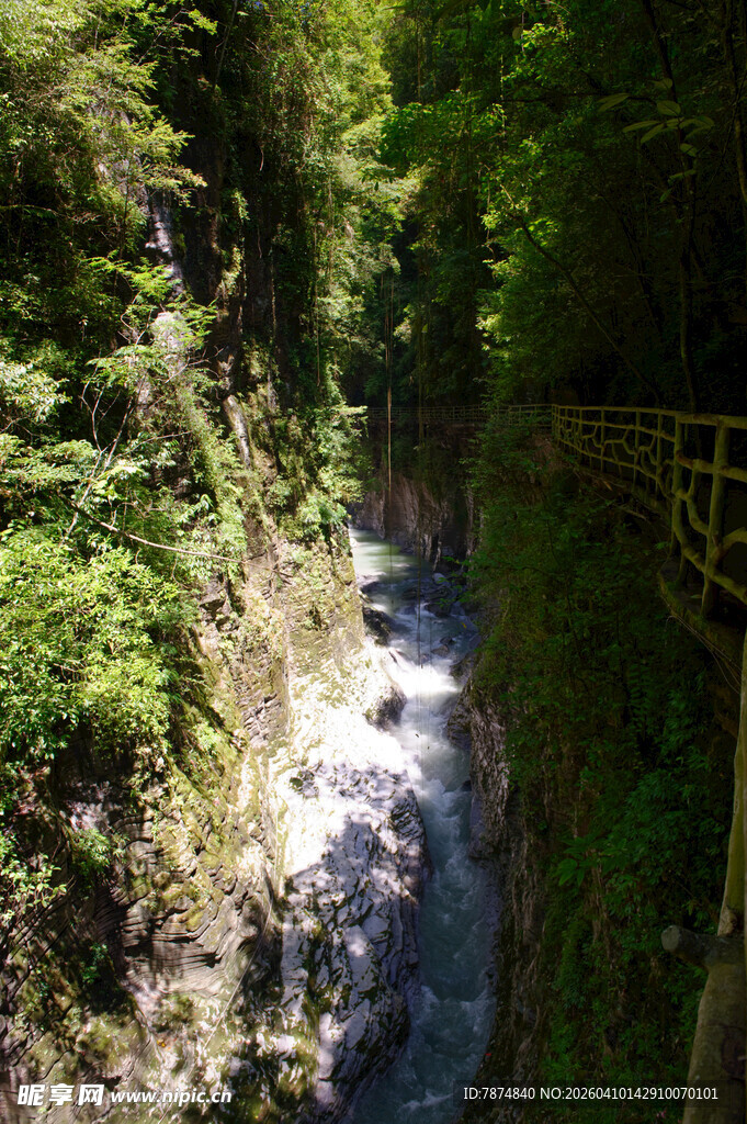 恩施山间溪流伴绿植栈道