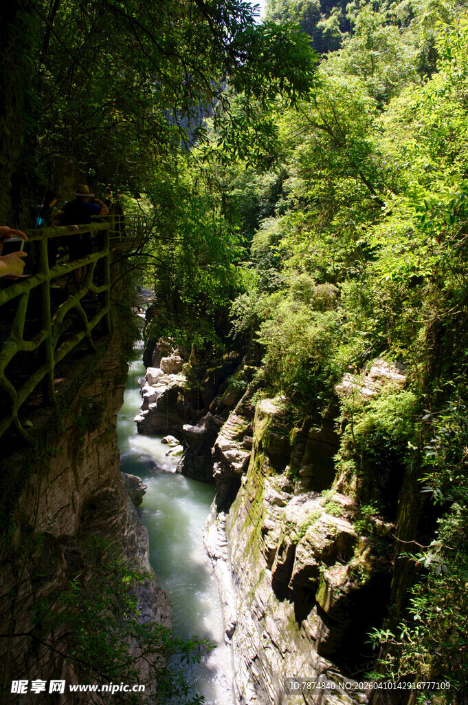 恩施山间溪流旁的木质栈道