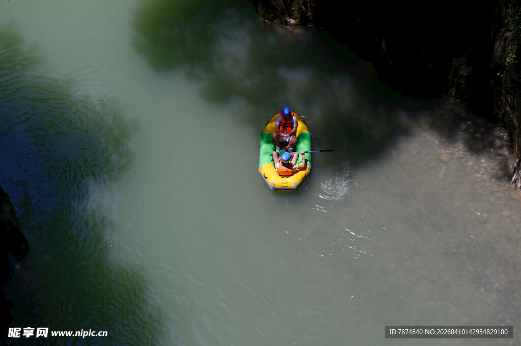 恩施河上漂流的多彩皮划艇
