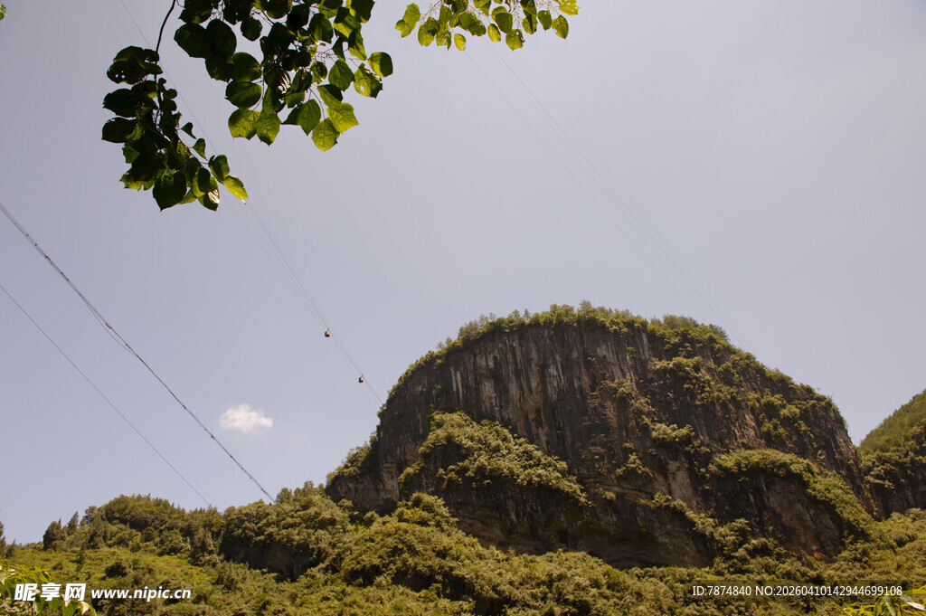 恩施青山绿树间的秀丽山峰